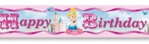 4.65m uzunluğunda folyo üzerine renkli baskı prenses görselinden oluşan parti afişi. Kız doğum günü partileri için ideal bir parti süslemesidir. Duvar dekoru