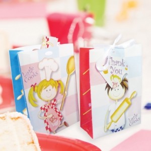 Parti temanıza uygun kurdele saplı ve hediye kartlı kağıt hediye torbası 14x10cm ebatlarındadır. Minik misafirleriniz için içine cupcake