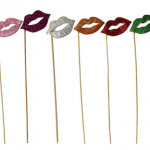 Ahşap çubuk üzerinde farklı renklerde simli selfie çubukları. Çubuk yükseklikleri 17cm.dir. Çubukların üzerindeki dudaklar sim kaplama ve 5 cm enindedir.