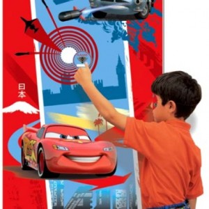 1 oyun posteri (95.2cm X 62.2cm); 12 çıkartma; 1 göz bandı. Oyun paketinin içinden çıkan göz bandını oyuncuya takın. Çıkartmalarından bir tane verin. Kendi etrafında bir iki tur döndürün. Bakalım diğer oyuncuların yönlendirmesiyle çıkartmayı doğru noktaya yapıştırabilecek mi?