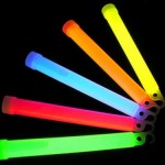 Glow Stick ya da Fosforlu Çubuk da denir.Çubuklar bükülerek sallanır ve parlamaları sağlanır