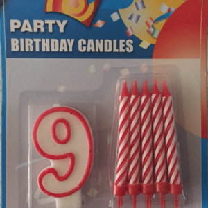 9 sayısı mum ve 10 adet altlıklı pasta mumu doğum günü partileriniz ve yıl dönümü kutlamalarınız için ideal parti malzemesi. Diğer sayı mumlarla birlikte kullanarak tüm yaşları kutlayabilirsiniz